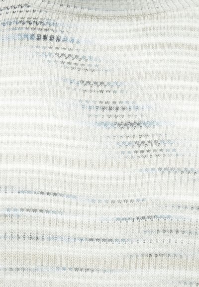 Adīta džemperis ar gaiši pelēku pamatni, zilām un melnām horizontālām svītrām, ribu kakla izgriezumu un mīkstu tekstūru.