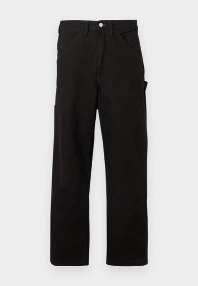 Μαύρο παντελόνι εργασίας με ίσια γραμμή, πολλαπλές τσέπες και θηλιές για ζώνη, απλωμένο επίπεδα σε λευκό φόντο.