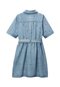 Robe en denim à manches courtes, col chemise, taille cintrée et broderie florale multicolore sur l'ensemble. Couleur bleu clair, design décontracté.