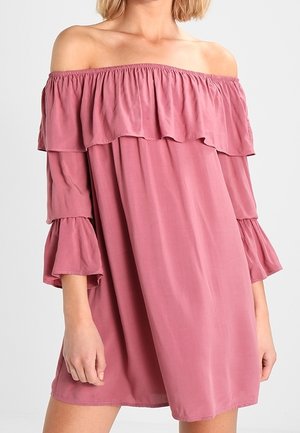 Schulterfreies Kleid aus weichem, staubigem Rosastoff, mit gerafften Lagen und ausgestellten Ärmeln, locker und entspannt geschnitten.