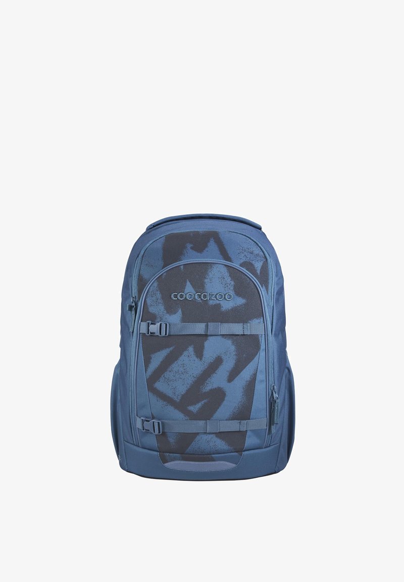 Sac à dos Coocazoo bleu et noir à motifs, avec poches zippées frontales, bretelles réglables et côtés rembourrés sur fond blanc.