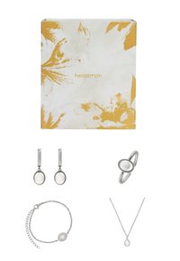 Set di gioielli in argento composto da orecchini, anello, bracciale e collana con pietre bianche ovali, presentato in una scatola regalo decorativa gialla con motivi floreali.