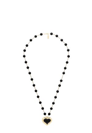 Schwarze Perlenkette mit einem goldenen Herz-Anhänger in der Mitte. Die Perlen sind glatt, und das Herz hat eine glänzende Oberfläche.