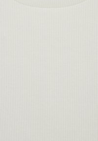 Biały prążkowany materiał o miękkiej teksturze, z wąskimi pionowymi paskami i okrągłym dekoltem. Brak dodatkowych detali lub wzorów.