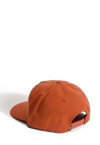 Oranssi kangashattu, jossa on tasainen lippa ja kohokuvioitu pinta. Varustettu takana napsautettavalla sulkimella ja ilmanvaihtoaukkoilla kruunun osassa.