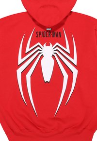 Rød hættetrøje med et stort hvidt Spider-Man emblem på bagsiden og sorte detaljer. Materialet ser blødt ud og er velegnet til afslappet brug.