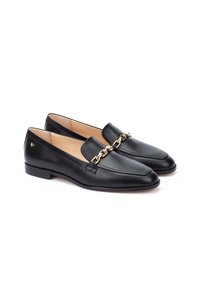 Mocasines de cuero negro con un acento de cadena dorada a lo largo del empeine, que presentan un acabado suave y un tacón bajo y apilado.