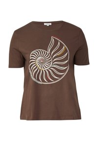Bruine katoenen t-shirt met een groot spiraalvormig schelpenontwerp met witte contouren en kleurrijke accenten in rood, geel en lichtblauw.