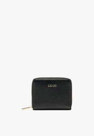 Cartera de cuero negro con superficie texturizada, forma rectangular, logo dorado en la parte frontal y cierre con cremallera.