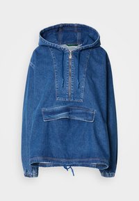 Blå denimpullover med huva och halvdragkedja fram, känguruficka, elastiska ärmslut och dragsko i nederkant. Har kontrasterande sömmar.