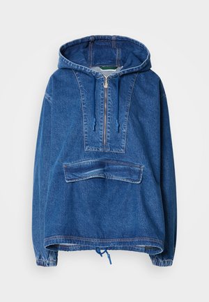 Modra jeans pulover s kapuco z delnim zadrgo na sprednji strani, kenguru žepom, elastičnimi manšetami in vrvico na dnu. Opremljen je z kontrastnim šivanjem.