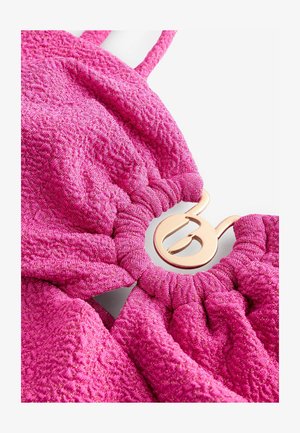 Roze textiel met een glanzende afwerking, voorzien van een geplooid ontwerp en een connector van metaal in goudkleur in het midden.