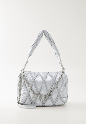 Ezüst, steppelt kézitáska, gyémánt alakú varrással, lánchordóval, fémszínekkel és levehető pánttal.