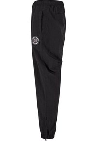 Pantalones jogger negros y ligeros con cintura elástica, bolsillos laterales y una etiqueta con el logo en el muslo izquierdo. Piernas con corte ajustado y puños elásticos.