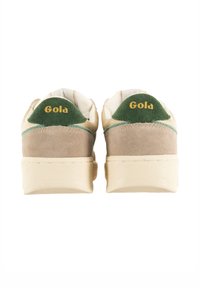 Sneakers Gola in suede beige, con accenti verdi e suole testurizzate. Presentano il logo sul tallone e un distintivo dettaglio di cucitura.