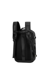 Zaino nero con spallacci regolabili imbottiti, pannello posteriore in rete, molteplici tasche con zip e una superficie testurizzata per la durabilità.