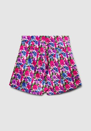 Shorts à imprimé floral présentant un motif mixte vibrant de fleurs roses, bleues et violettes sur un fond vert, avec des poches arrière.