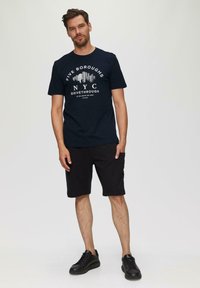 s.Oliver MIT FLAMMSTRUKTUR - T-shirt print - navy