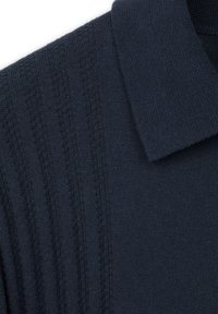 Granatowa dzianinowa koszulka polo z teksturowanym wzorem wzdłuż ramion, klasycznym kołnierzykiem oraz miękkim, gładkim materiałem.