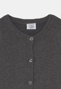 Cardigan grigio lavorato a maglia con un colletto a coste, dotato di cinque bottoni tondi e trasparenti e un'etichetta con la scritta "HUST e CLAIRE." Texture morbida.