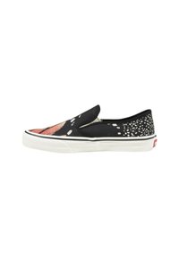 Sneaker nera slip-on con un design a macchie colorate sulla punta e un pannello posteriore testurizzato nero. Suola in gomma bianca con dettaglio del logo.