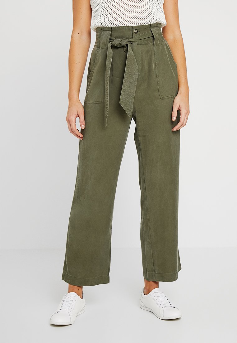 mbyM EMYLYNN Bukse green leafkhaki Zalando.no Bukser fra Topman: Nå opp til −69% | Stylight