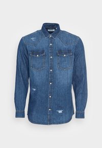 Heren blauwe denim langemouwen overhemd met drukknoopsluiting, twee borstzakken, verweerde details en een puntige kraag.