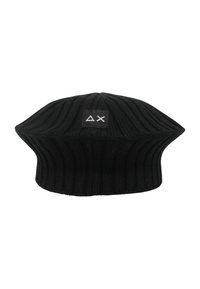 Berretto nero a coste in stile basco con una fascia larga e una piccola toppa logo quadrata con un disegno geometrico bianco. Texture morbida.