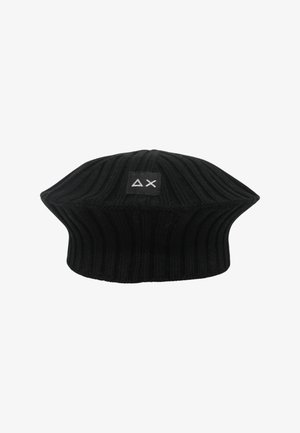 Berretto nero a coste in stile basco con una fascia larga e una piccola toppa logo quadrata con un disegno geometrico bianco. Texture morbida.