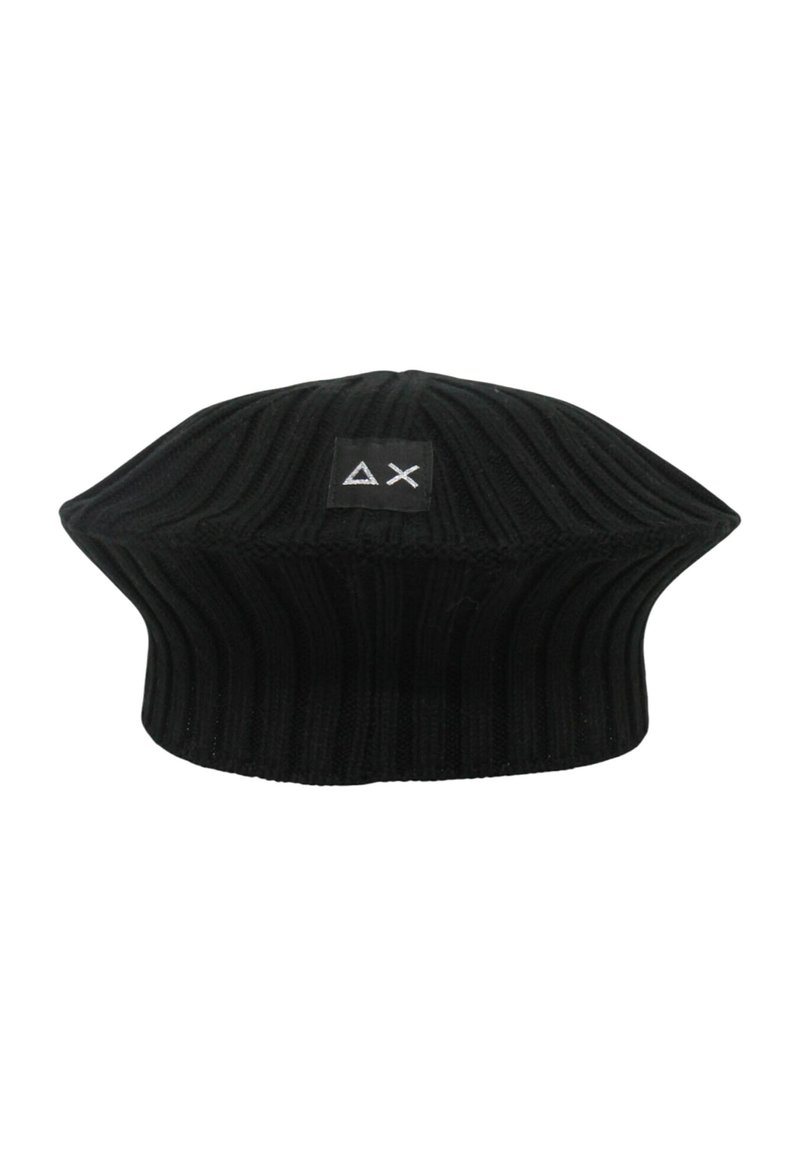 Berretto nero a coste in stile basco con una fascia larga e una piccola toppa logo quadrata con un disegno geometrico bianco. Texture morbida.