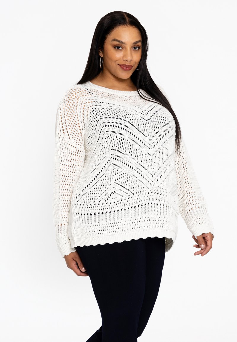 Weißer, gestrickter Pullover mit Zickzackmuster, langen Ärmeln und gewelltem Saum. Besitzt eine offene Maschenstruktur und eine lässige Passform.