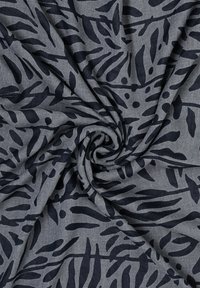 Tissu gris avec un motif tourbillonnant de feuilles et de lignes bleu foncé, présentant une texture lisse et un design homogène.