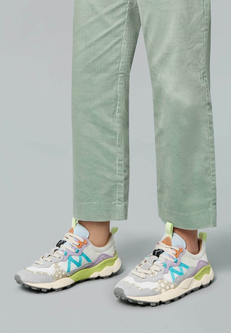Baskets New Balance multicolores en maille grise et en daim. Présence d'accents vifs en vert, bleu et orange. Semelle texturée pour une meilleure adhérence.