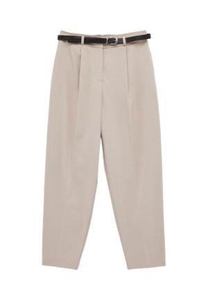 Pantalones beige de cintura alta y corte cónico con pliegues delanteros y un cinturón negro delgado con hebilla plateada.