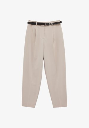 Pantalones beige de cintura alta y corte cónico con pliegues delanteros y un cinturón negro delgado con hebilla plateada.