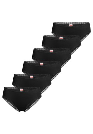 Seks sorte trusser til kvinder med blondekanter, stablet diagonalt, hver med et lille rødt og hvidt mærke i taljebåndets midte.