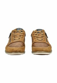 Braune Leder Schnürschuhe mit einem Reißverschlussakzent, ausgestattet mit einem glatten Obermaterial, kontrastierenden Texturen und weißen Sohlennähten.