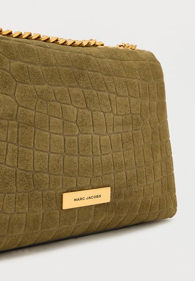 Τσάντα χειρός από σουέτ σε ελιά πράσινο με υφή κροκόδειλου, χρυσή αλυσίδα για λουρί και πλακέτα με το χρυσό λογότυπο Marc Jacobs μπροστά.