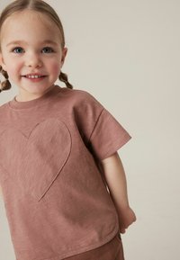 Next SHORT SLEEVE APPLIQUÉ - REGULAR FIT - T-shirts print - brown