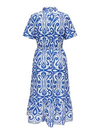 Blauwe en witte jurk van middellange lengte met korte mouwen, hoge halslijn, elastische taille en een ingewikkeld symmetrisch bloemen- en krulmotief.