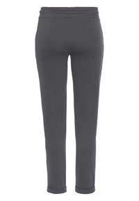 Graue, taillierte Sweatpants mit einem elastischen Bund und Bündchen. Hergestellt aus einem weichen, dehnbaren Stoff, glatter Textur und ohne sichtbare Taschen.