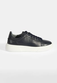 Navyblaue Ledersneaker mit strukturiertem Obermaterial, runder Spitze und weißer Gummisohle. Verfügt über tonale Schnürsenkel und einen gepolsterten Kragen für zusätzlichen Komfort.