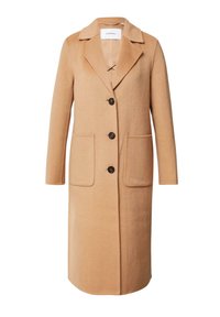 Cappotto lungo in lana color cammello con collo a revers, tre bottoni scuri, due tasche frontali a toppa e maniche lunghe.