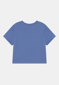 T-shirt in cotone blu con maniche corte, scollatura rotonda e vestibilità rilassata. Tessuto liscio, senza motivi o dettagli visibili.