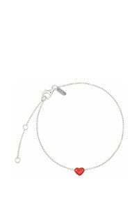 Silverkedja armband med ett centralt rött hjärtcharms, slät yta och en karbinhake med justerbar kedja.
