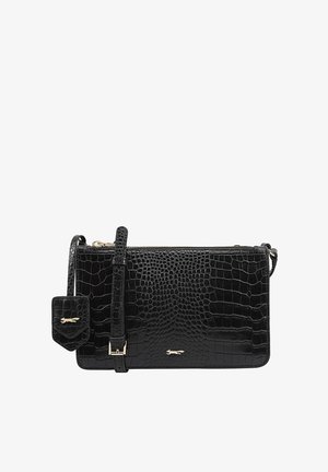 Schwarze Lederhandtasche mit Krokodilprägung, geprägtem Muster, Reißverschluss, verstellbarem Tragegurt und einem kleinen abnehmbaren Etikett. Goldfarbene Hardware-Akzente.