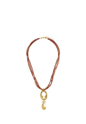 Brązowy, wielowarstwowy naszyjnik z koralików z złotym zapięciem i złotą zawieszką z abstrakcyjnym motywem twarzy.