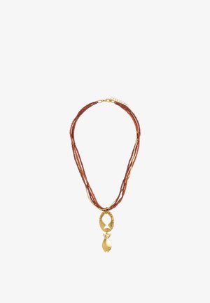 Brązowy, wielowarstwowy naszyjnik z koralików z złotym zapięciem i złotą zawieszką z abstrakcyjnym motywem twarzy.
