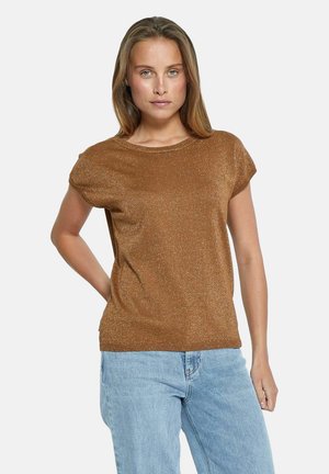 Haut marron à manches courtes avec un subtil éclat. Le tissu semble doux, se portant confortablement, avec un col rond et une silhouette ample.