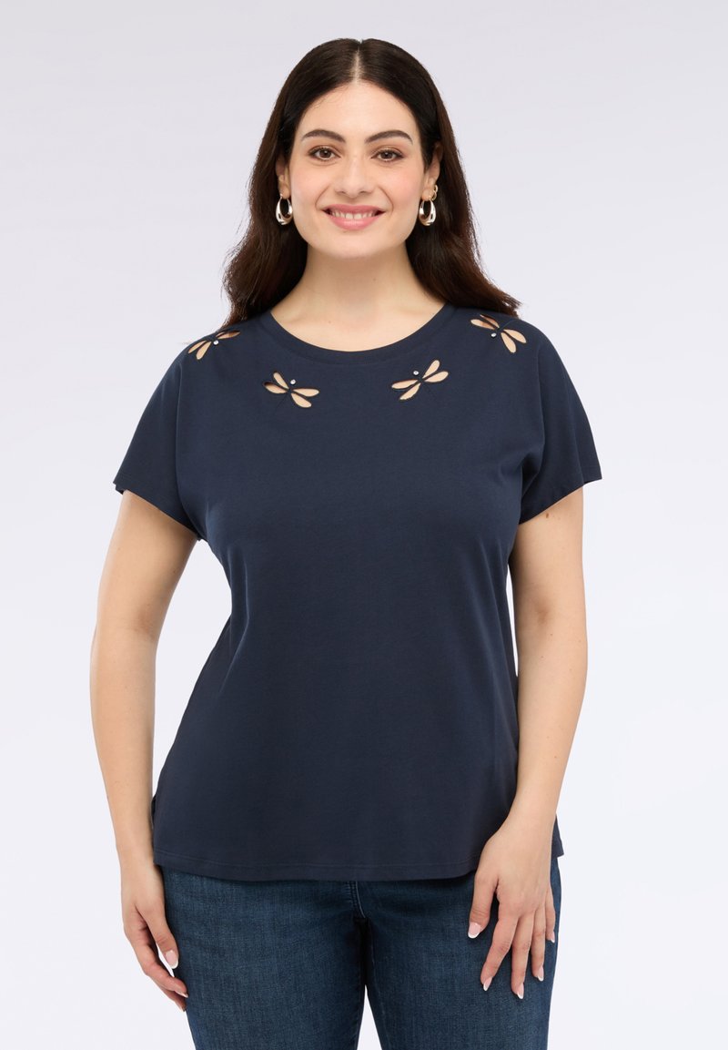 Námořnická modrá bavlněná tričko s krátkým rukávem, zdobené výřezem na výstřihu ve tvaru listů. Hladký materiál, volný střih.